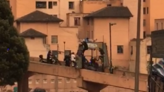 Manifestantes y policías en el puente de San Roque durante las manifestaciones 