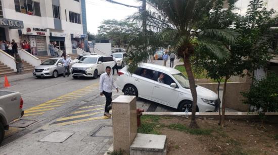 El presidente Lenín Moreno saluda a su llegada al Gobierno Zonal de Guayaquil.