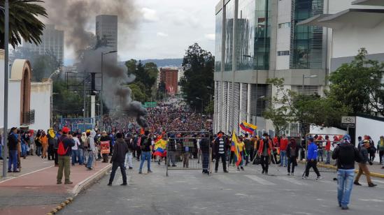 Manifestantes indígenas en los alrededores del Parque El Arbolito, en Quito.