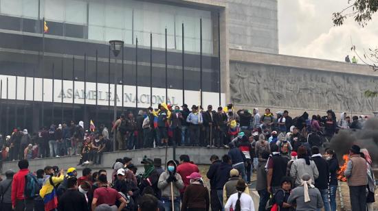 Manifestantes rompieron el cerco policial e ingresaron a la plaza principal de la Asamblea Nacional.