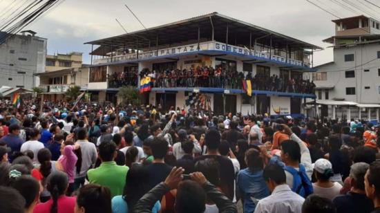 Manifestantes se tomaron la tarde del 8 de octubre, las instalaciones de la Gobernación de Pastaza.