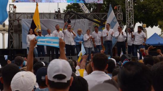 La marcha denominada "Guayaquil por la patria" convocó a miles de personas en el puerto principal. 