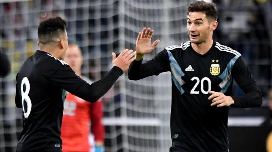 Lucas Alario (derecha) celebra el primer gol de Argentina ante Alemania en Dortmund. 