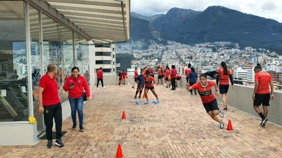 Entrenamiento de las leonas del Deportivo Cuenca en el hotel en Quito, previo a la Copa Libertadores. 