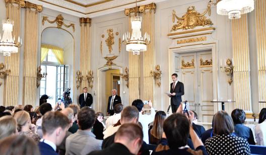 Momento en el que el secretario permanente de la Academia Sueca, Mate Mala, anuncia a los ganadores del Premio Nobel de Literatura, este 10 de octubre. 