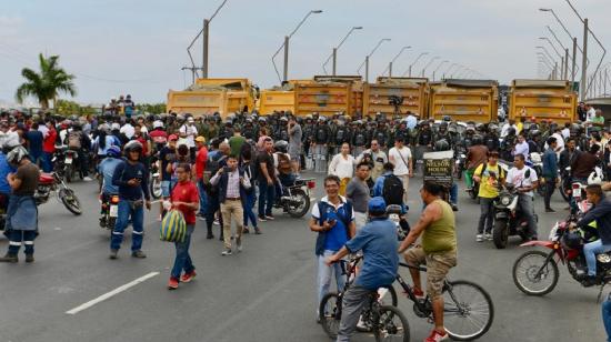 El Puente de la Unidad Nacional, en el tramo de Durán-Guayaquil, estuvo cerrado por 15 horas. 