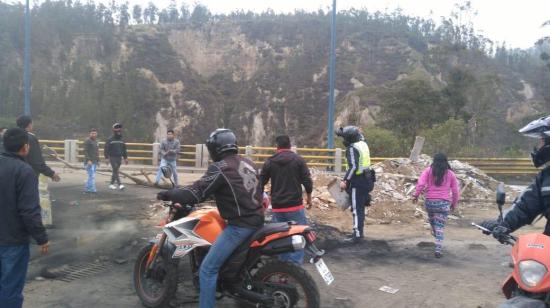 Personal de tránsito retira los obstáculos en una de las vías cerradas por manifestantes en Quito. 