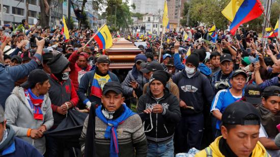 Los indígenas llevaron el féretro por una calle de honor hasta el Ágora de la Casa de la Cultura.