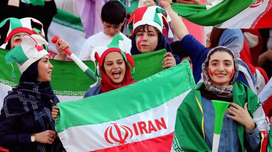 Las hinchas iraníes festejan el triunfo de su selección