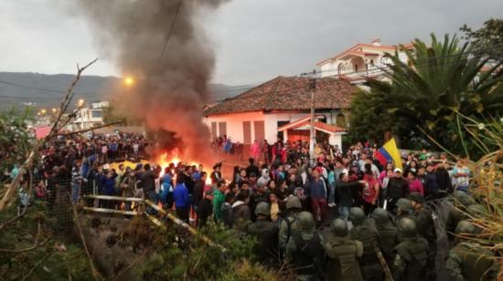 Manifestantes en los exteriores del fuerte militar "Marco Aurelio Subía", en La Balbina, Sangolquí, al sur de Quito.