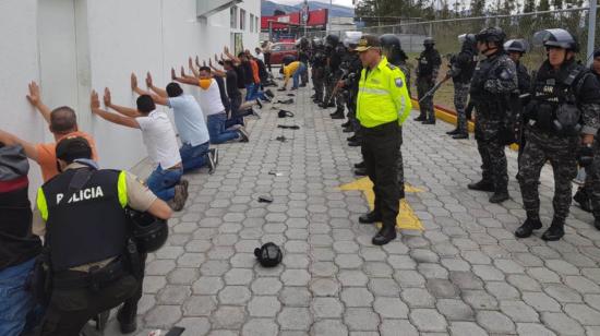 Los 17 detenidos en el aeropuerto de Quito. El gobierno dice que la mayoría son venezolanos y tenían información sobre la movilización del Presidente y Vicepresidente. 