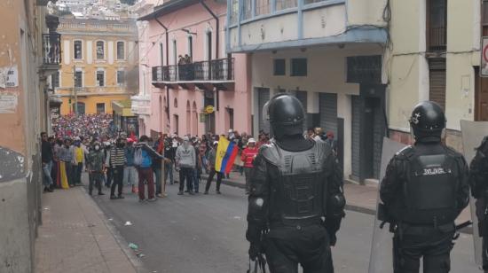 La policía y los manifestantes se encuentran en el Centro Histórico en estos días de manifestaciones, el 9 de octubre de 2019.