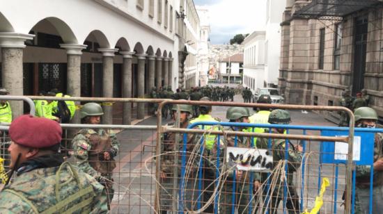 Militares refuerzan la seguridad en el Palacio de Carondelet.