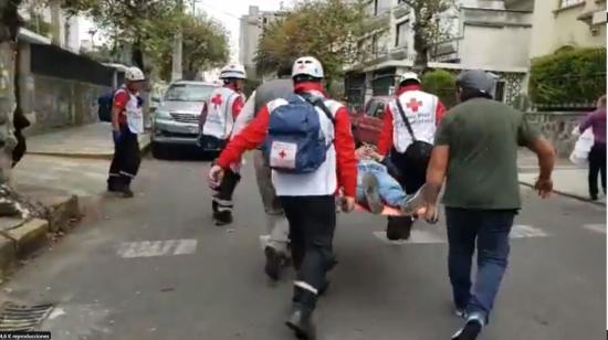 El periodista Freddy Paredes trasladado por paramédicos de la Cruz Roja tras ser agredido, el pasado 10 de octubre de 2019.