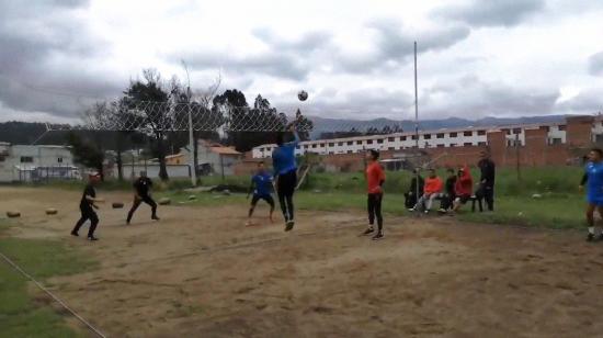 Jugadores del Deportivo Cuenca jugando ecuavolley.