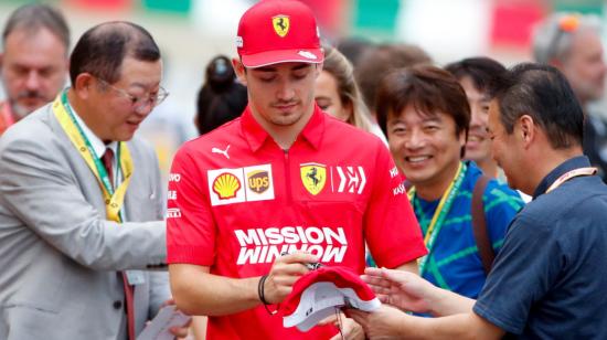 El piloto monegasco Charles Leclerc firma autógrafos en el circuito de Suzuka, en Japón. 