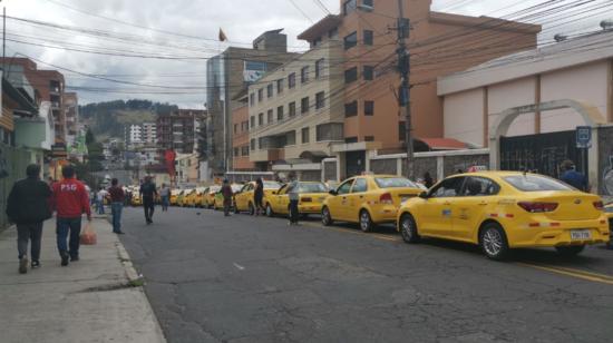 Caravana de taxis por la calle Madrid, en el sector de La Floresta.