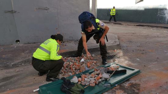 Policías y vecinos del Centro Histórico estuvieron limpiando los escombros las calles tras las protestas.