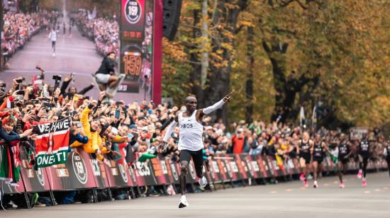 Eliud Kipchoge en su llegada a la meta en la maratón de Viena