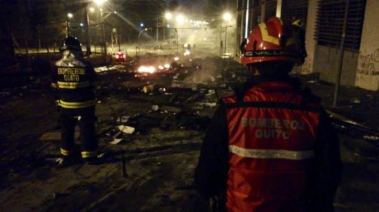 Los bomberos trabajan en el control del fuego en el edificio.