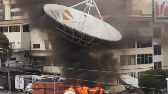 Manifestantes incendiaron parte de las instalaciones de Teleamazonas en Quito, el sábado 12 de octubre de 2019. 