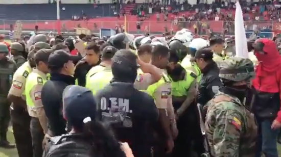 Un grupo de policías fue llevado al estadio de Calderón contra su voluntad.