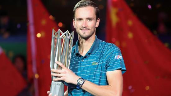 El tenista ruso Daniil Medvedev levanta el trofeo de campeón en Shanghai, tras vencer a Alexander Zverev. 