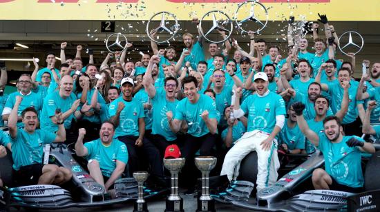 Valtteri Bottas, Lewis Hamilton y todo el equipo Mercedes celebran el título de Constructores. 