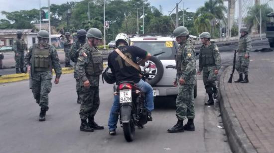 Las Fuerzas Armadas realizan operativos de control en distintas ciudades, el 13 de octubre de 2019.