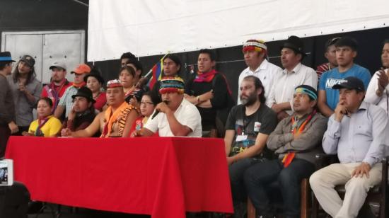 Jaime Vargas (con el micrófono), presidente de la Conaie, durante una rueda de prensa realizada el 14 de octubre de 2019, con los dirigentes de las filiales de la organización.