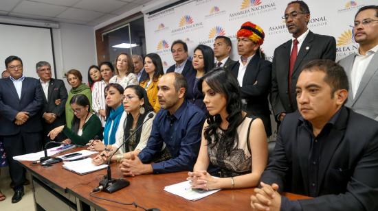 La bancada legislativa de la Revolución Ciudadana, durante una rueda de prensa, el 4 de julio de 2019.