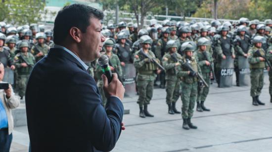 El presidente de la Asamblea, César Litardo, saludó a miembros de la Policía y Fuerzas Armadas después del paro nacional, el 14 de octubre del 2019.