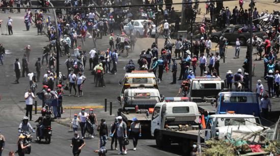 Luego de una larga paralización, decenas de voluntarios limpian una de las zonas de enfrentamientos entre los manifestantes y la fuerza pública en Quito.