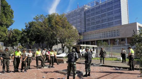 Militares y policías retiran las vallas de seguridad de la Asamblea Nacional, tras finalizar el paro indígena, el 14 de octubre de 2019.