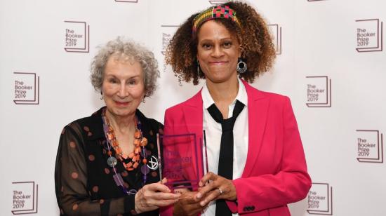 Margaret Atwood y Berenice Evaristo en Londres, este 14 de octubre, recibiendo el Booker