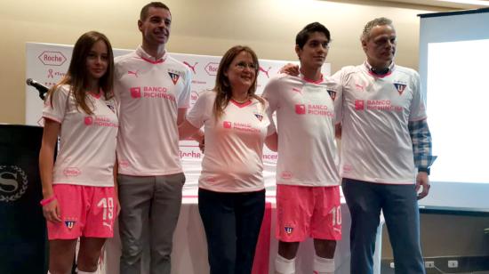 Liga Deportiva Universitaria presentó la camiseta por la lucha contra el cáncer de mama.