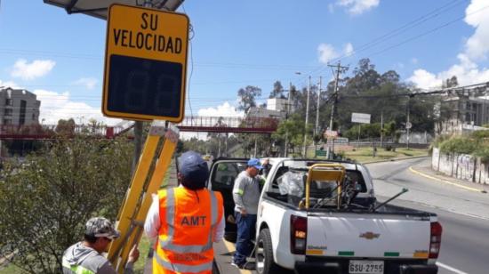 Funcionarios de la AMT verifican el funcionamiento de los fotorradares, el 17 de octubre de 2019.