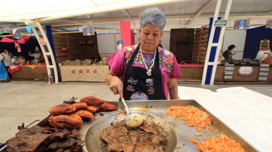 Una mujer fríe tortillas y carne en México. Para 2050 habrá reducir en más del 50% el de los menos saludables.