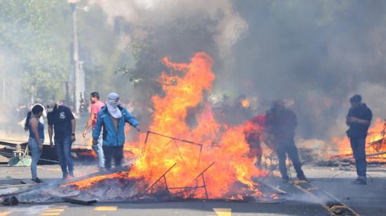 Manifestantes queman objetos durante una protesta contra el incremento del precio en los billetes del metro, este sábado en Santiago (Chile).