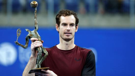 Andy Murray con el trofeo de campeón del ATP 250 de Amberes, Bélgica. 