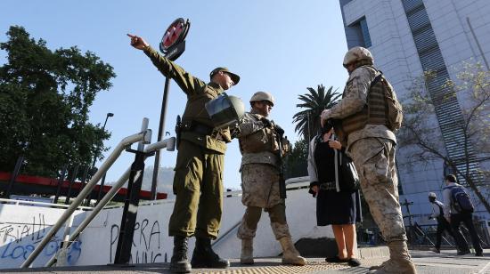 Personal militar custodia las estaciones de metro que se encuentran cerradas este lunes en Santiago de Chile.