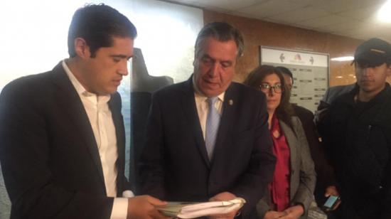 El ministro de Finanzas entregó al Legislativo el proyecto de ley de carácter económico urgente. 