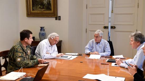 El presidente chileno, Sebastián Piñera, reunido con algunos miembros de su gabinete antes de anunciar las reformas en Chile. 