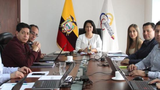 Reunión de trabajo del pleno del CJ con los equipos institucionales que analizan las sentencias durante la fase cualitativa del proceso de evaluación a los jueces y conjueces de la Corte Nacional de Justicia. Al centro, María del Carmen Maldonado, presidenta del organismo.