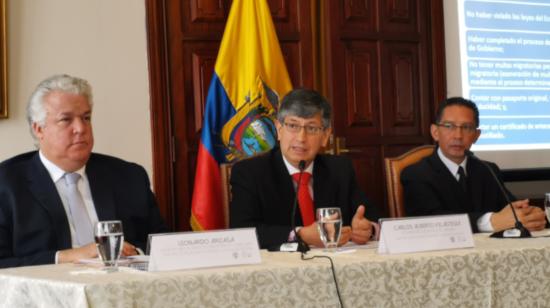 Carlos Velástegui (c), viceministro de Movilidad Humana, informó sobre el proceso de visado para los venezolanos en Ecuador, el 24 de octubre de 2018.