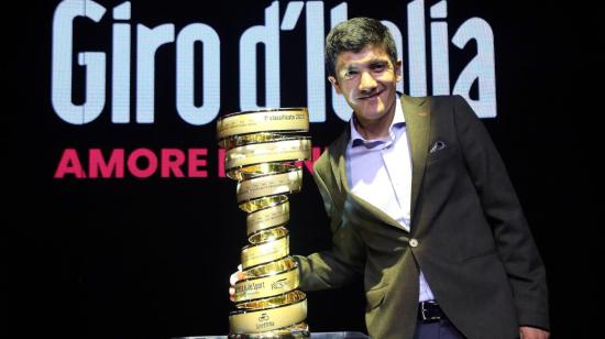 Richard Carapaz posa con el trofeo 'senza fine', que se lleva cada año el ganador del Giro de Italia. 