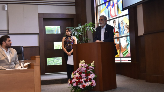 El exvicepresidente y analista económico, Alberto Dahik, durante una charla en la Universidad Espíritu Santo de Guayaquil, en octubre de 2019.