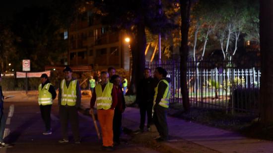 Las noches de Chile siguen bajo toque de queda, pero vecinos se desvelan en Santiago para proteger sus casas del vandalismo. 