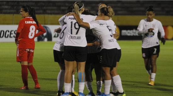 Las jugadoras de Corinthians festejan uno de los goles en la Copa Libertadores femenina, en Quito, el 25 de octubre de 2019.