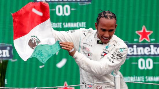 El piloto británico Lewis Hamilton celebra su primer lugar en el GP de México. 